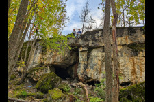 Бетонные укрепления форта Ино среди леса